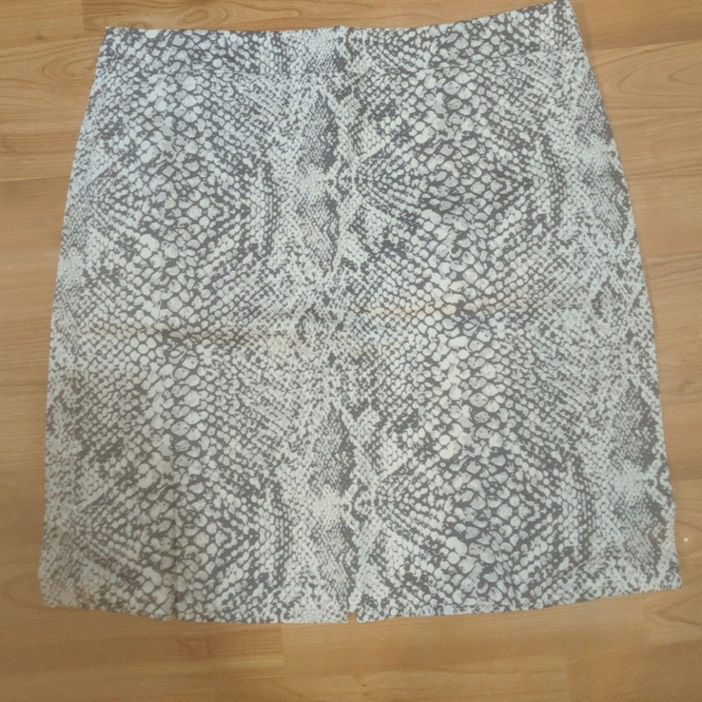 *Like New* NY&C snake patterned Pencil Skirt